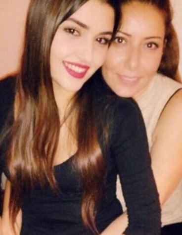 Hande Ercel with her late mother